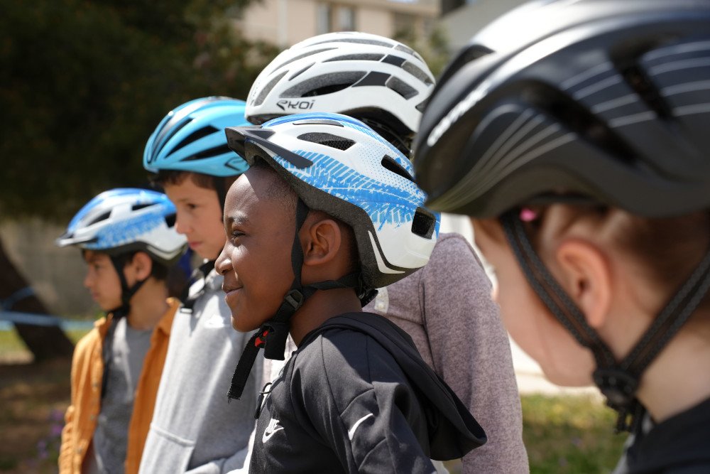 petits cyclistes qui écoutent